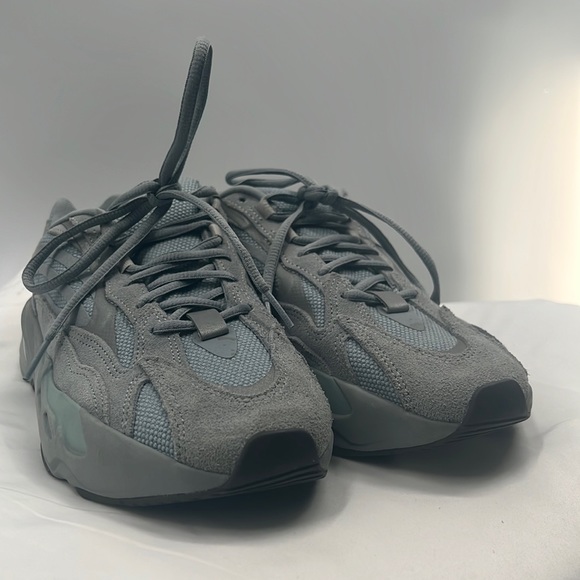 MEN’S ADIDAS YEEZY BOOST 700 V2 'HOSPITAL BLUE' SIZE 8